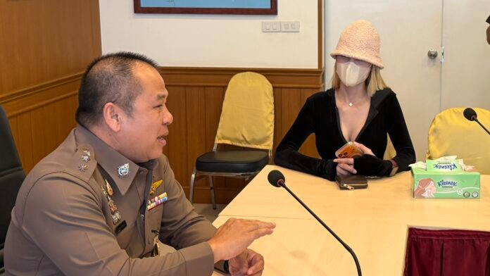 Cảnh sát tại Sattahip đã xác minh danh tính và thẩm vấn một phụ nữ chuyển giới xuất hiện trong đoạn video lan truyền trên mạng xã hội trong dịp lễ hội Songkran tại Bang Saray, tỉnh Chon Buri, Thái Lan. Ảnh: Khaosod English