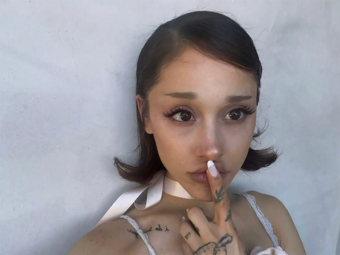Ariana Grande đã đăng tải lên trang Instagram cá nhân loạt ảnh selfie khoe diện mạo mới.