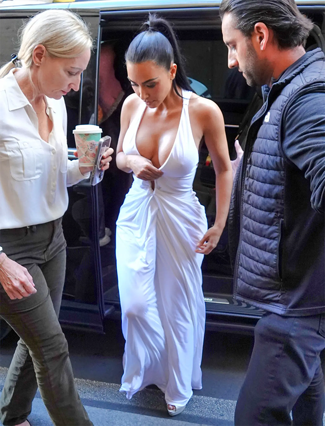 Người mẫu Kim Kardashian gây chú ý khi diện váy khoét sâu đi mua sắm cùng mẹ ở Italy Ảnh 1