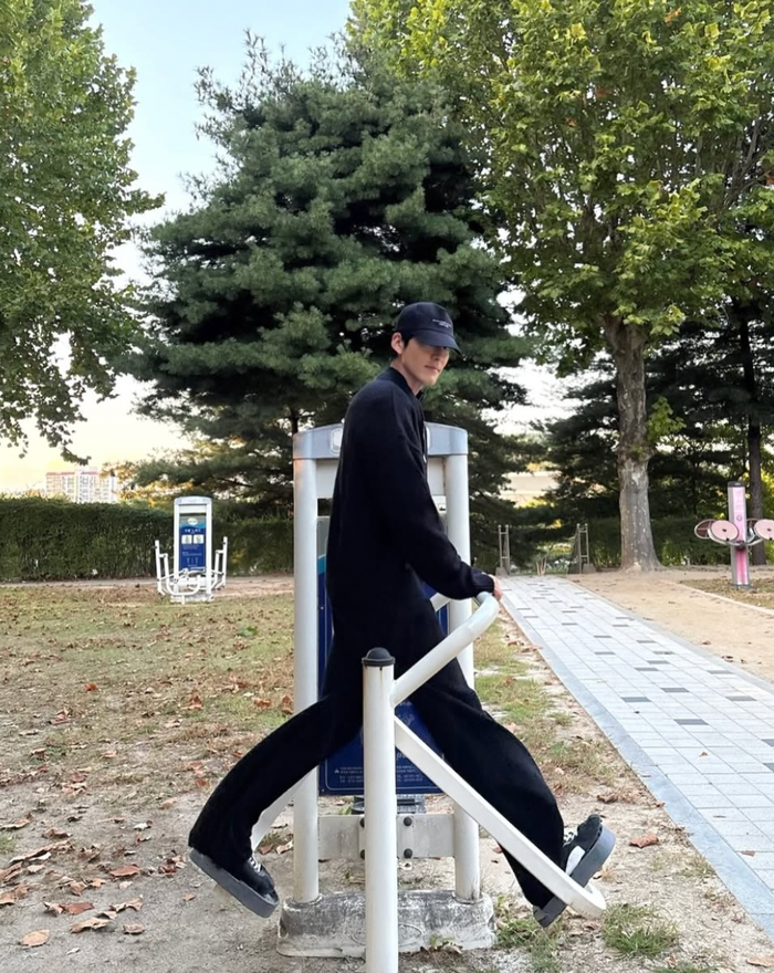 Kim Woo Bin gây bất ngờ với hình ảnh đời thường sau gần 1 năm kết hôn cùng Shin Min Ah Ảnh 1