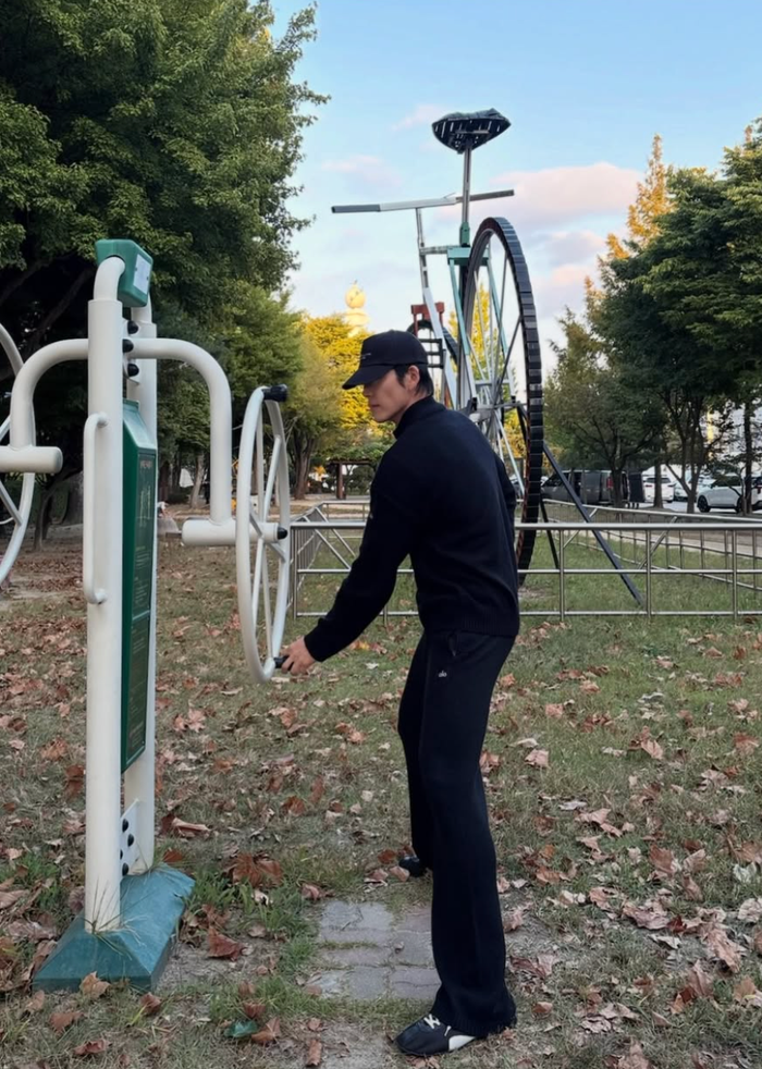 Kim Woo Bin khoe loạt ảnh ghi lại khoảnh khắc anh sử dụng thiết bị tập thể dục tại công viên.