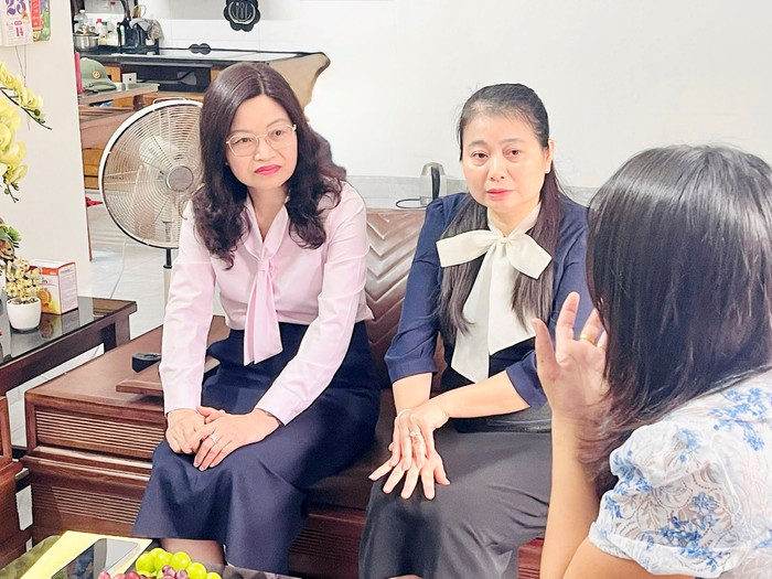 Phó Cục trưởng Cục Nhà giáo và Cán bộ quản lí giáo dục Nguyễn Thị Hạnh thăm hỏi, động viên cô giáo. Ảnh: Bộ GD&ĐT
