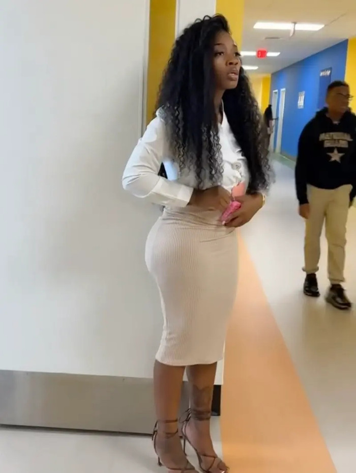 Một giáo viên được biết đến trên mạng với biệt danh “Teacher Bae” đang thu hút sự chú ý — nhưng có lẽ không phải theo cách mà ban giám hiệu nhà trường mong muốn. Nguồn ảnh: Instagram/@peachy__skin