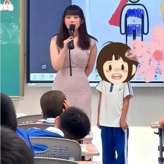 Nữ giáo viên tại Thâm Quyến mặc váy liền thân phong cách Nhật Bản, bị phụ huynh đặt nghi vấn. (Ảnh: trích từ trang thông tin Fandian).