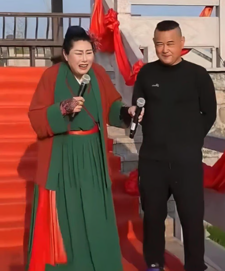 Người đàn ông 51 tuổi đứng trên sân khấu cùng người dẫn chương trình mai mối. (Ảnh: Weibo)