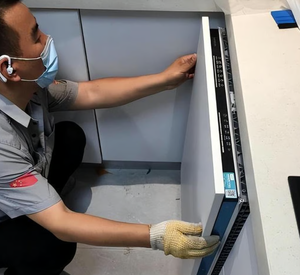 Người chồng tức giận yêu cầu nhân viên lắp đặt dừng công việc. (Ảnh: 163.com)