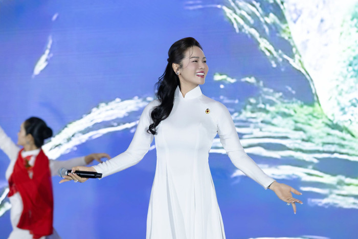 Nhật Kim Anh duy trì sức hút sau nhiều năm hoạt động nghệ thuật.