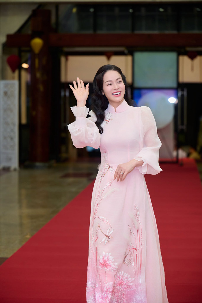 Nhật Kim Anh đón tin vui ở tuổi 41 khi nhận Huy chương vàng cho vai diễn trong vở kịch Cuốn Truyện Bị Đốt.