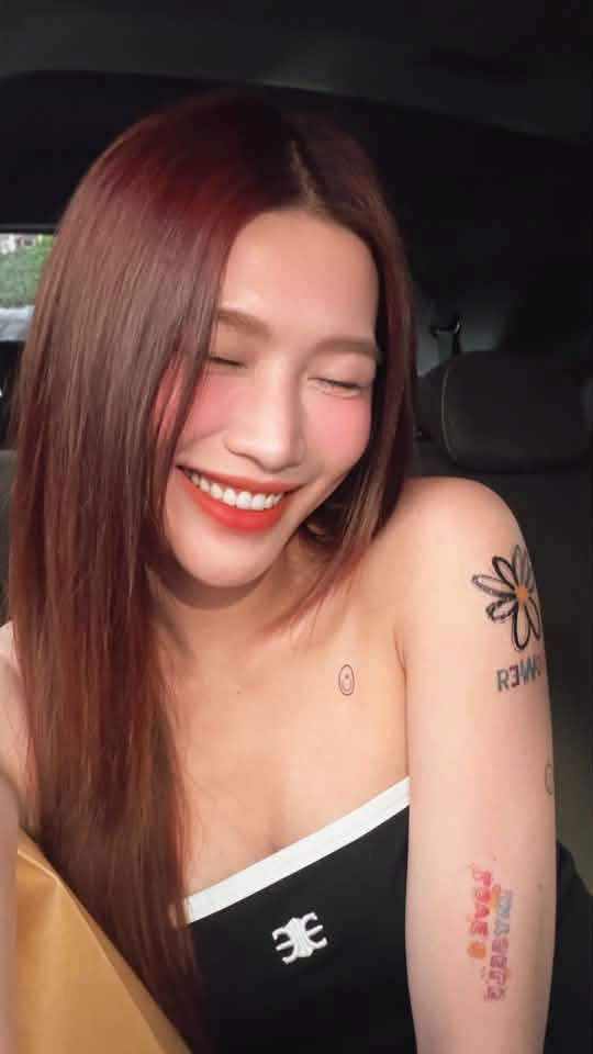 Chế Nguyễn Quỳnh Châu dán hình lên cánh tay, bày tỏ sự ủng hộ BIGBANG.