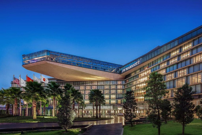 Bên ngoài khách sạn nơi BigBang lưu trú. Ảnh: JW Marriott Hanoi