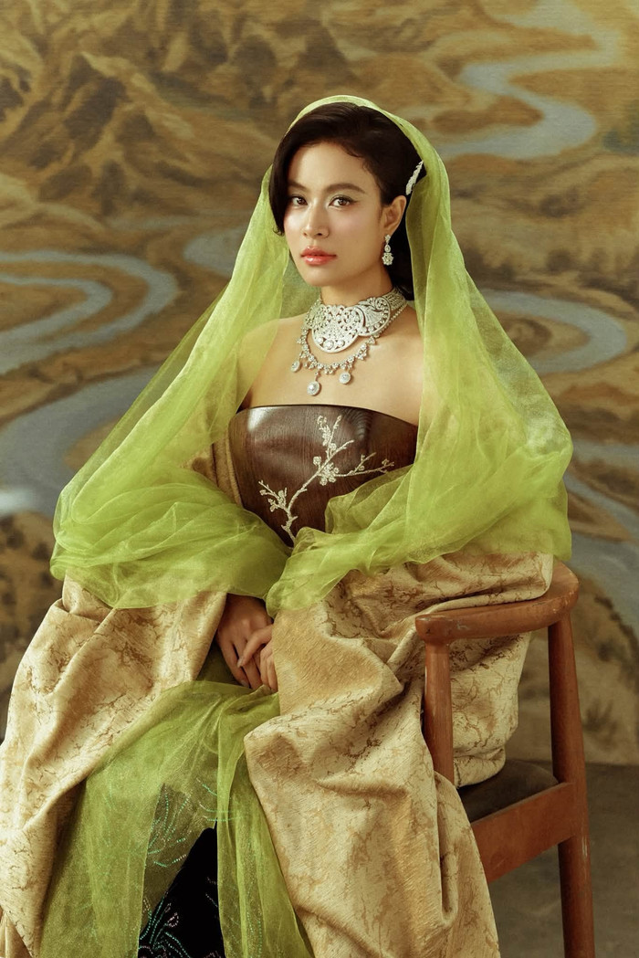 Hoàng Thùy Linh trong MV Thầy Dùi với tạo hình ấn tượng.