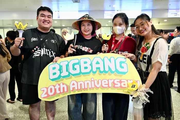 Người hâm mộ Việt đến sân bay đón BigBang, tối 23/10. Ảnh: Giang Huy&nbsp;