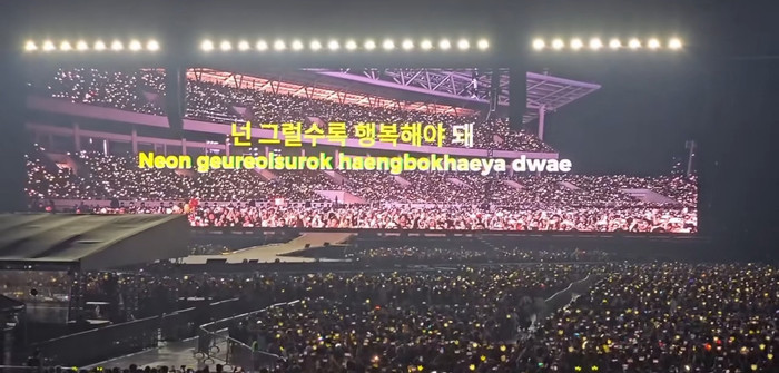 Màn hình hát karaoke và màn hoà giọng hàng chục nghìn người của fan Việt đã khiến mạng xã hội quốc tế 'dậy sóng'.