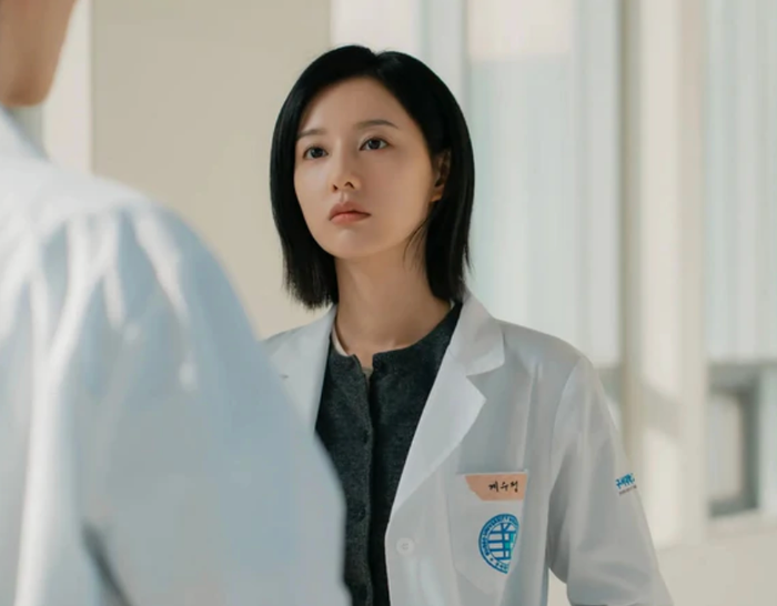 Kim Ji Won trong phim Doctor X.
