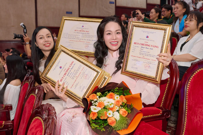 Nhật Kim Anh nhận Huy chương Vàng với vai Thắm.