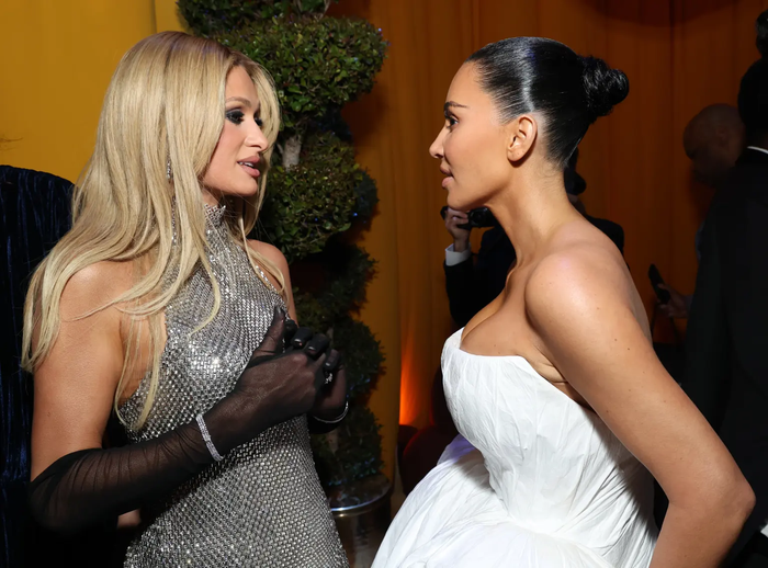 Những đồn đoán về tình bạn giữa Kim Kardashian và Paris Hilton xuất hiện sau cuộc phỏng vấn của nhà báo Jonathan Van Meter.