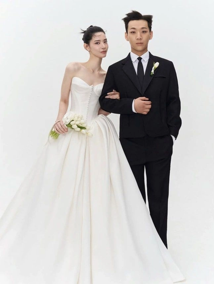 Ngày 18/10 vừa qua, cặp đôi chính thức tổ chức đám cưới và nhận được nhiều lời chúc mừng.&nbsp;