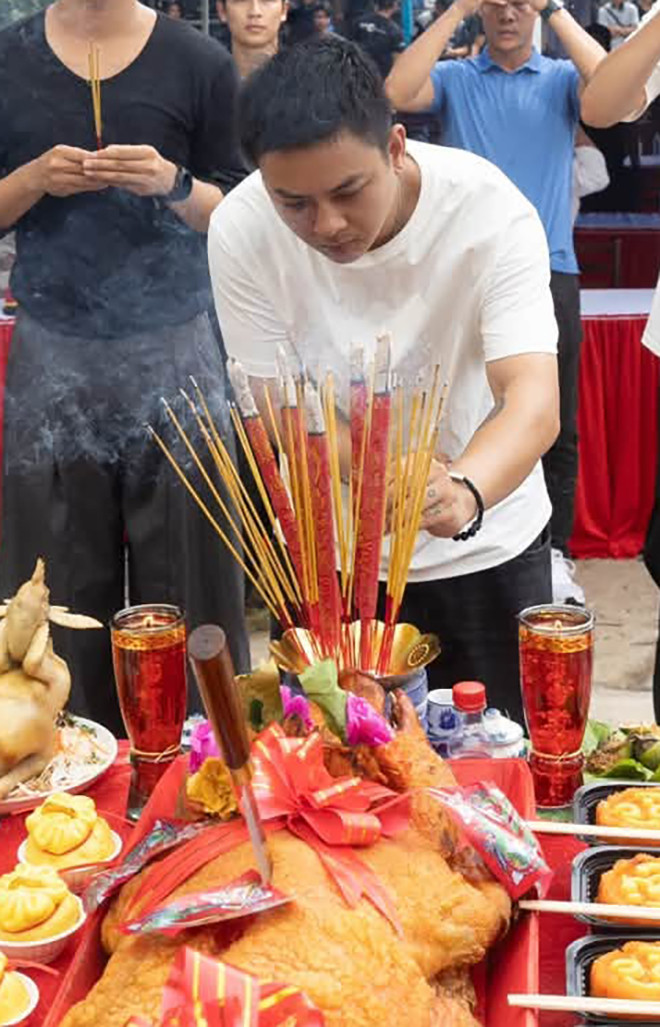 Hoài Lâm trong buổi cúng khai máy dự án phim điện ảnh mới sáng 25/10.