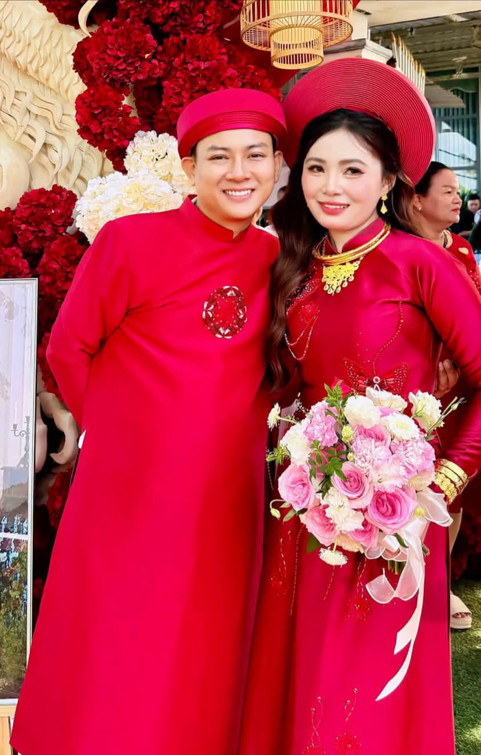 Hoài Lâm và vợ - Ngọc Trinh trong đám cưới hồi đầu tháng 10 tại quê nhà Vĩnh Long.