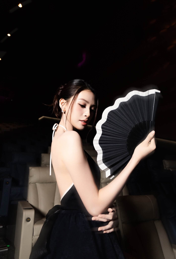 Hoa hậu Tiểu Vy diện váy cắt xẻ táo bạo ở concert BIGBANG tại Hà Nội Ảnh 2