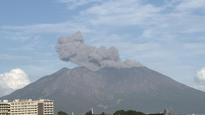 Núi lửa Sakurajima ở Nhật Bản phun trào lần thứ 31 trong năm, tro bụi có thể lan xa 240 km Ảnh 1