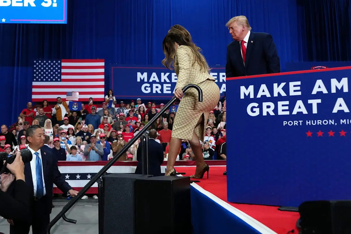Ông Trump hộ tống bà Minaj rời khỏi sân khấu sau khi bà phát biểu trong một cuộc mít tinh tranh cử ở Michigan (Ảnh: AP).