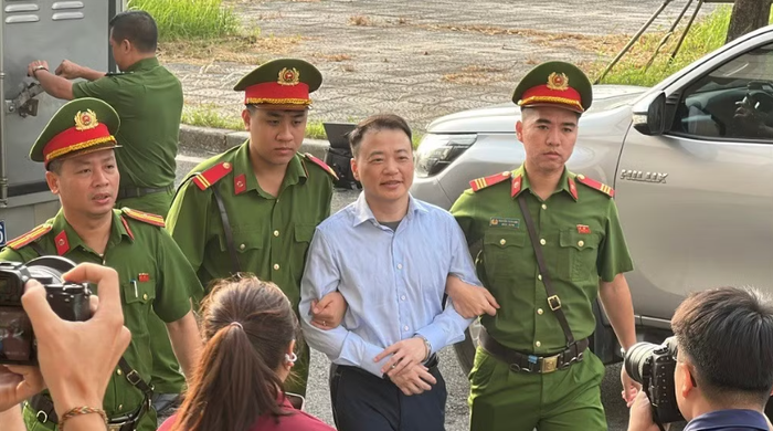 Bị cáo Nguyễn Hòa Bình (tức Shark Bình) bị dẫn giải ra hầu tòa.&nbsp;