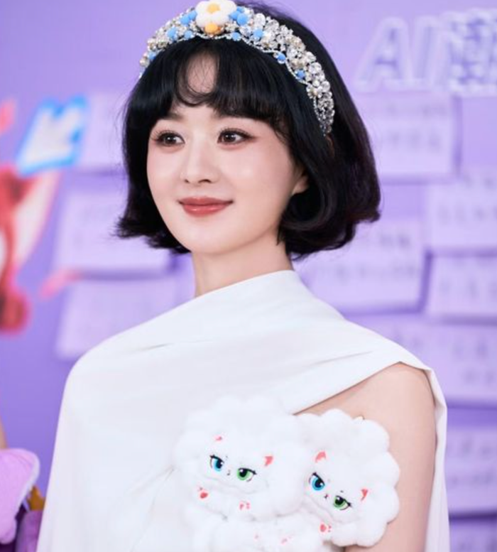 Diện mạo mới của Triệu Lệ Dĩnh tạo ra nhiều luồng ý kiến trên Weibo.