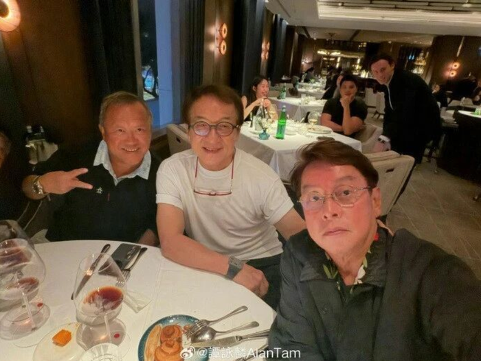 Thành Long, Tăng Chí Vỹ, Đàm Vịnh Lân cùng vợ chồng Lâm Tử Tường và Diệp Thiến Văn gây chú ý khi bất ngờ hội ngộ tại một nhà hàng.