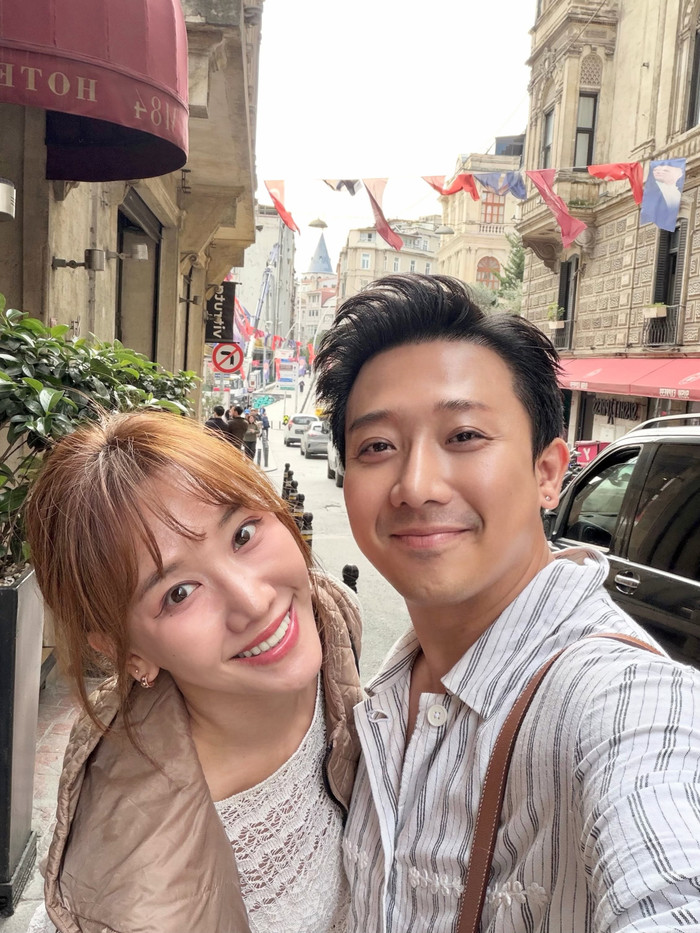 Hari Won và Trấn Thành vừa có chuyến du lịch kỷ niệm 10 năm cưới.