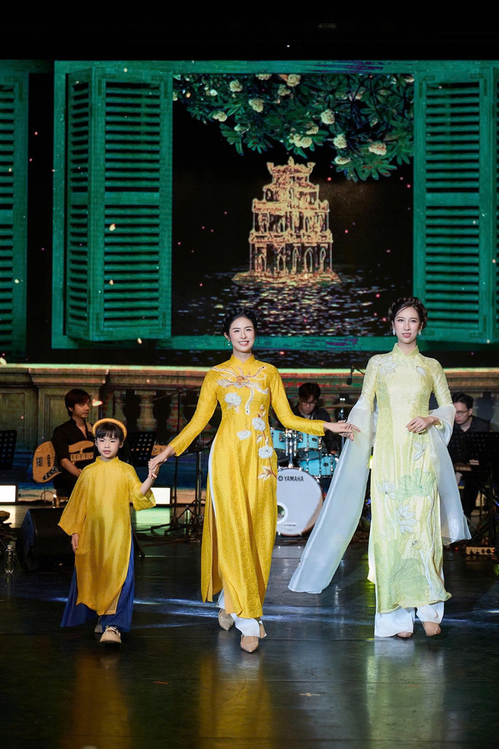 Hoa hậu Ngọc Hân giới thiệu bộ sưu tập áo dài lấy cảm hứng từ vẻ đẹp thanh lịch của phụ nữ Hà Nội.