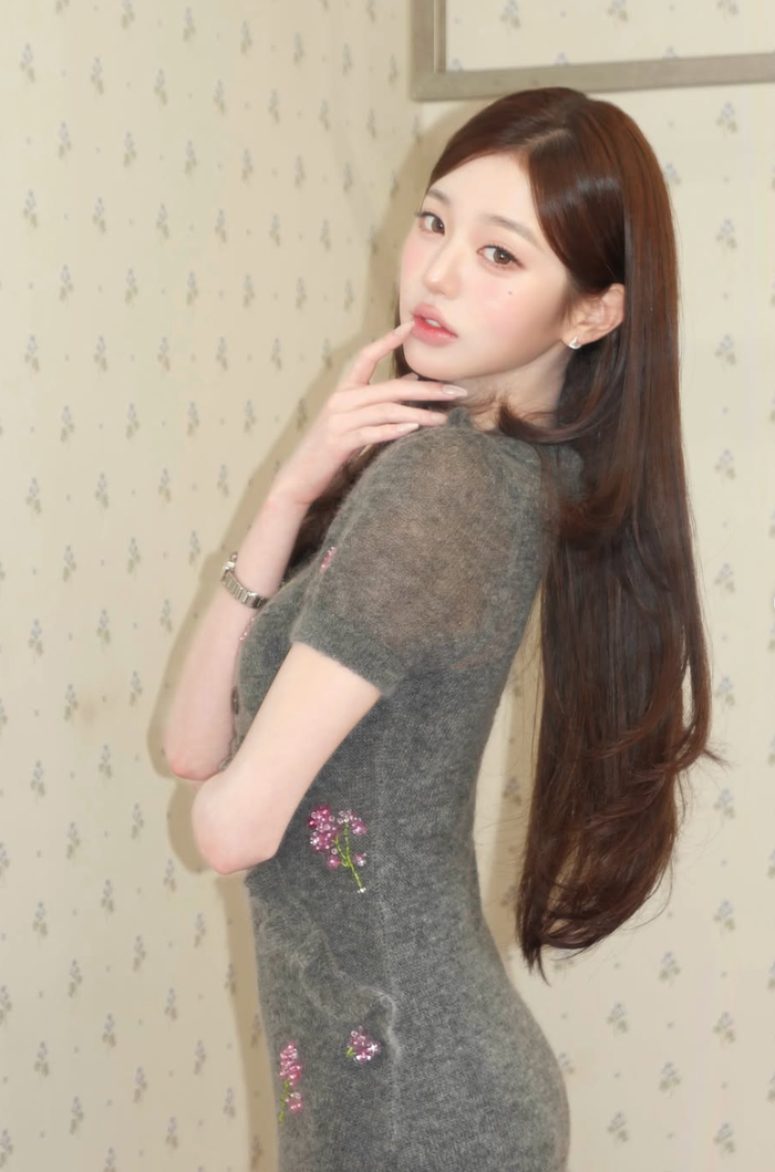 Jang Won Young xuất hiện với chiếc váy len ngắn tay màu xám, được thiết kế ôm sát cơ thể.