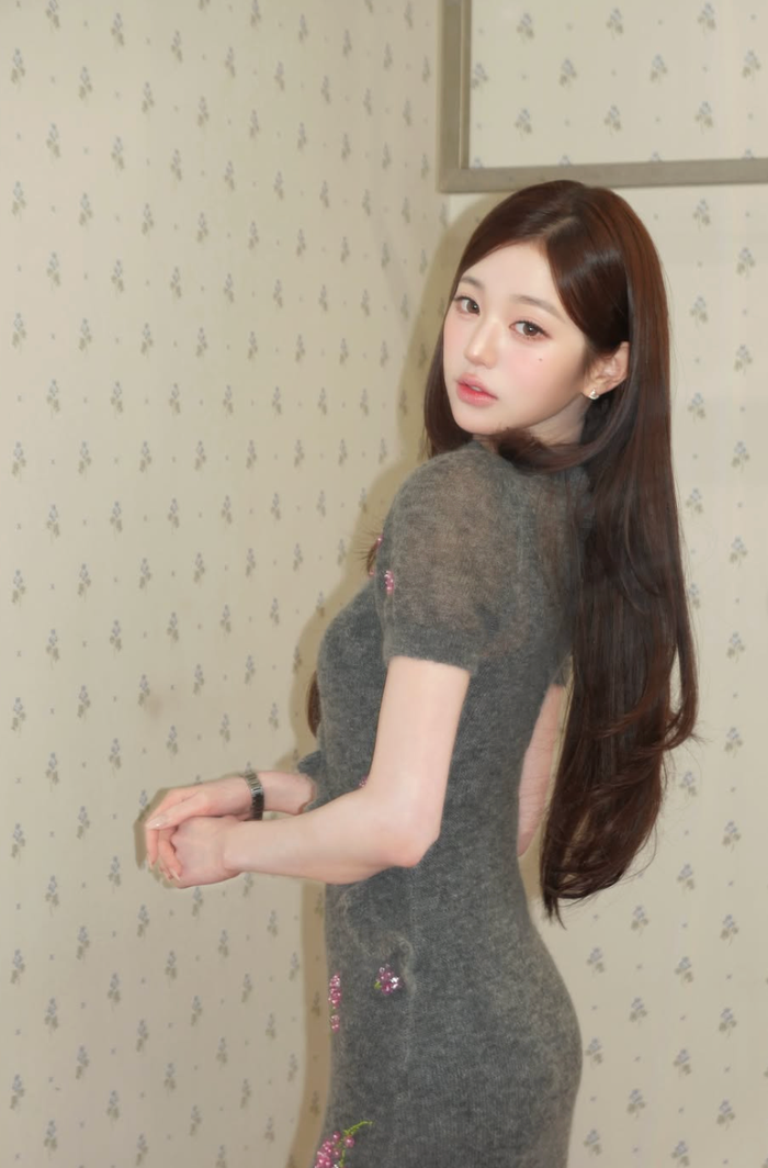 Jang Won Young (IVE) gây sốt với vóc dáng đồng hồ cát Ảnh 1