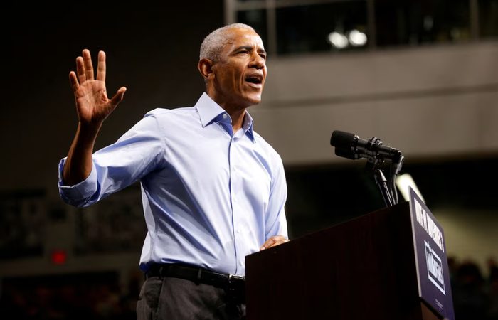 Cựu Tổng thống Mỹ Barack Obama vận động tranh cử cho ứng viên đảng Dân chủ vào Thượng viện Mỹ Abdul El-Sayed và ứng viên đảng Dân chủ tranh cử chức Thống đốc bang Jocelyn Benson tại một cuộc mít tinh ở Detroit, bang Michigan, Mỹ, ngày 24/10/2026.Ảnh: REUTERS/Rebecca Cook