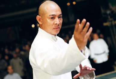 Lý Liên Kiệt ghi dấu ấn qua hình tượng Hoàng Phi Hồng, kết hợp kỹ thuật wushu điêu luyện với phong thái cao thủ võ thuật truyền thống.