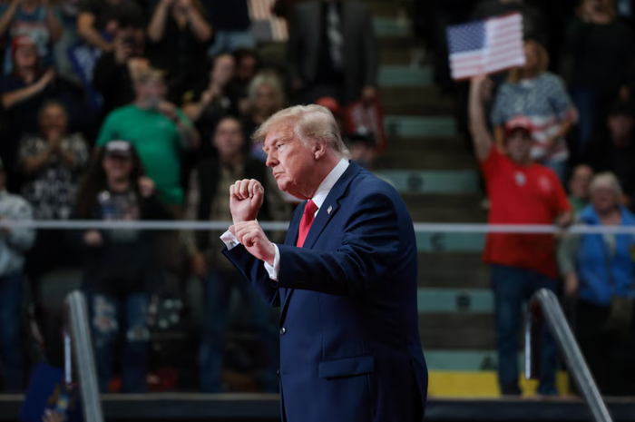 Tổng thống Mỹ Donald Trump nhảy múa tại một cuộc vận động nhằm ủng hộ ứng viên Thượng viện Mỹ của đảng Cộng hòa, cựu Hạ nghị sĩ Mike Rogers, trước thềm cuộc bầu cử giữa nhiệm kỳ. Sự kiện diễn ra tại một khu phức hợp giải trí ở Port Huron, bang Michigan, Mỹ, ngày 25/10/2026. Ảnh: Reuters/Jonathan Ernst.
