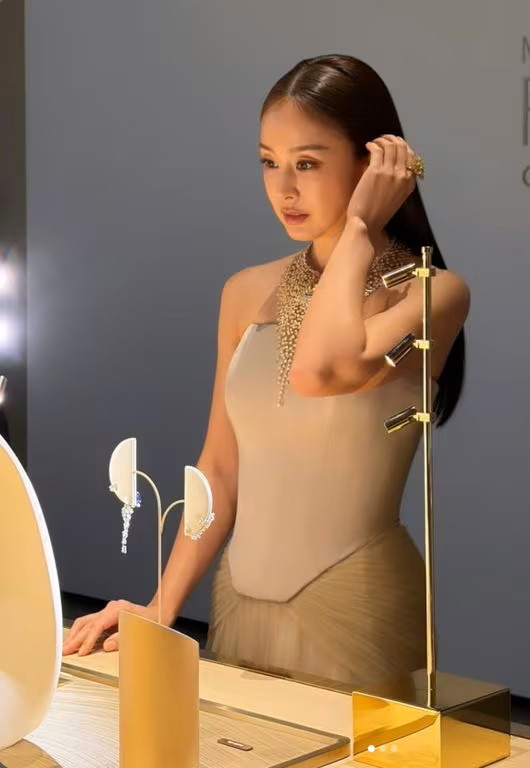 Kim Tae Hee cho biết sẽ thường xuyên cập nhật lại mạng xã hội sau 14 tháng vắng bóng.&nbsp;