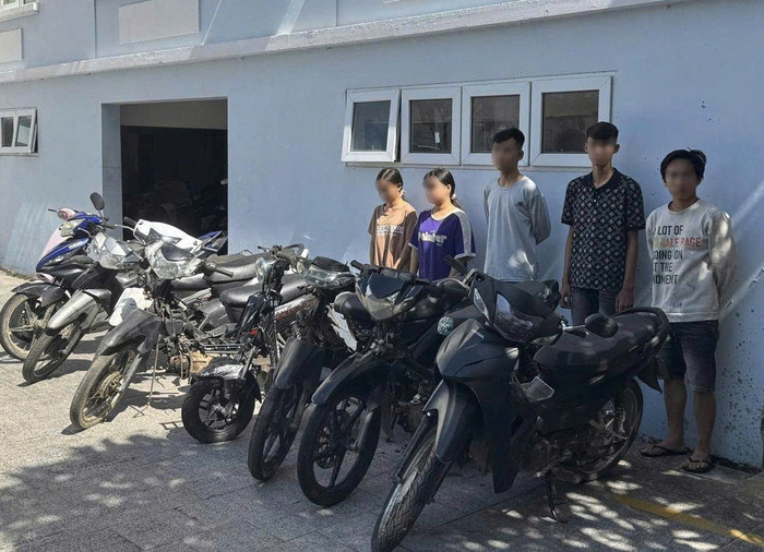 Nhóm đối tượng cùng tang vật vụ án.