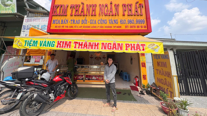 Đối tượng Nguyễn Minh Đắc tại tiệm vàng nơi xảy ra vụ cướp. Ảnh:&nbsp; Cổng TTĐT Công an TP.HCM