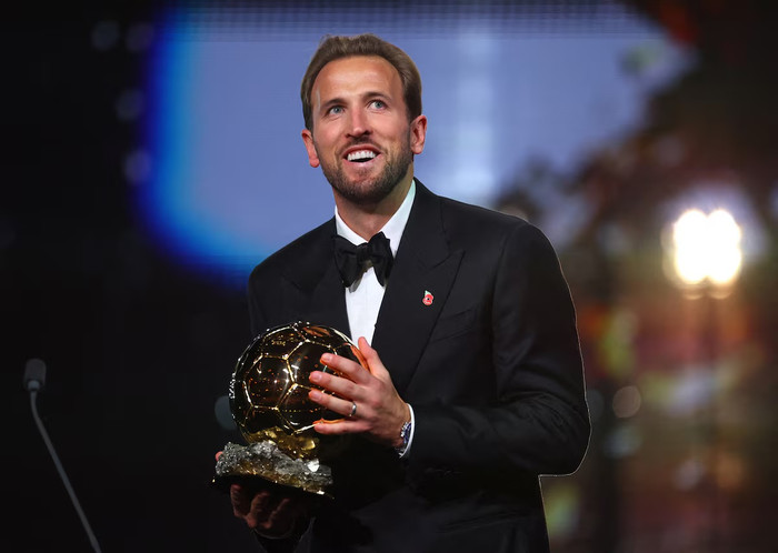 Harry Kane trở thành tâm điểm của truyền thông thế giới sau khi chính thức giành Quả bóng vàng 2026, vượt qua Kylian Mbappe và Lamine Yamal để tạo nên cột mốc đặc biệt cho bóng đá Anh. Ảnh: Reuters