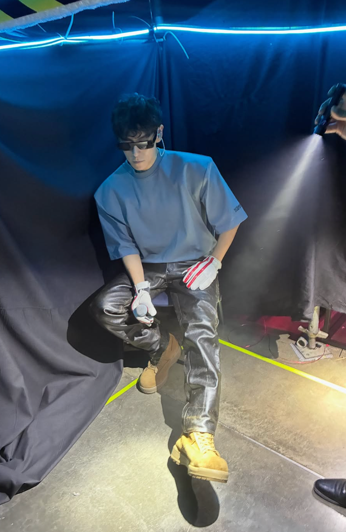 T.O.P bất ngờ đăng tải lên trang mạng xã hội cá nhân một số hình ảnh được chụp tại khu vực hậu trường sân khấu.