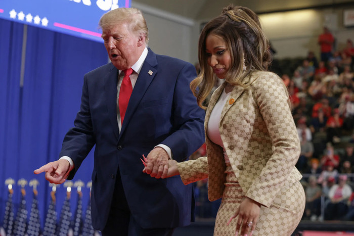 Tổng thống Donald Trump và Nicki Minaj tại một cuộc mít tinh tranh cử ở Michigan vào ngày 25 tháng 10 năm 2026 (Cre: Alex Wong/Getty).