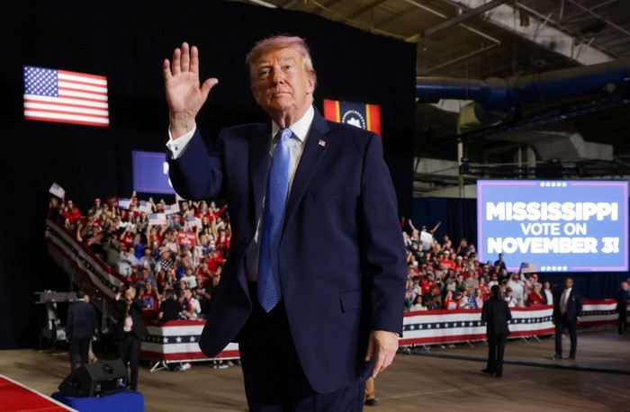 Donald Trump tham dự cuộc mít tinh vận động tranh cử của Thượng nghị sĩ Cộng hòa Cindy Hyde-Smith ở thành phố Corinth, Mississippi, ngày 26/10 (Cre: Reuters)