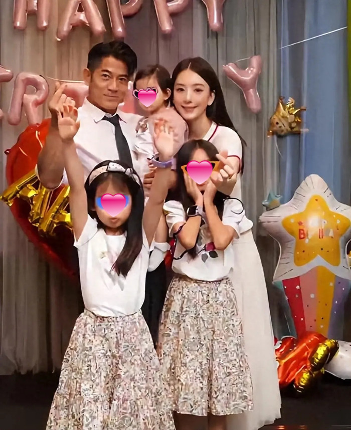Quách Phú Thành đón sinh nhật bên vợ và 3 con gái.