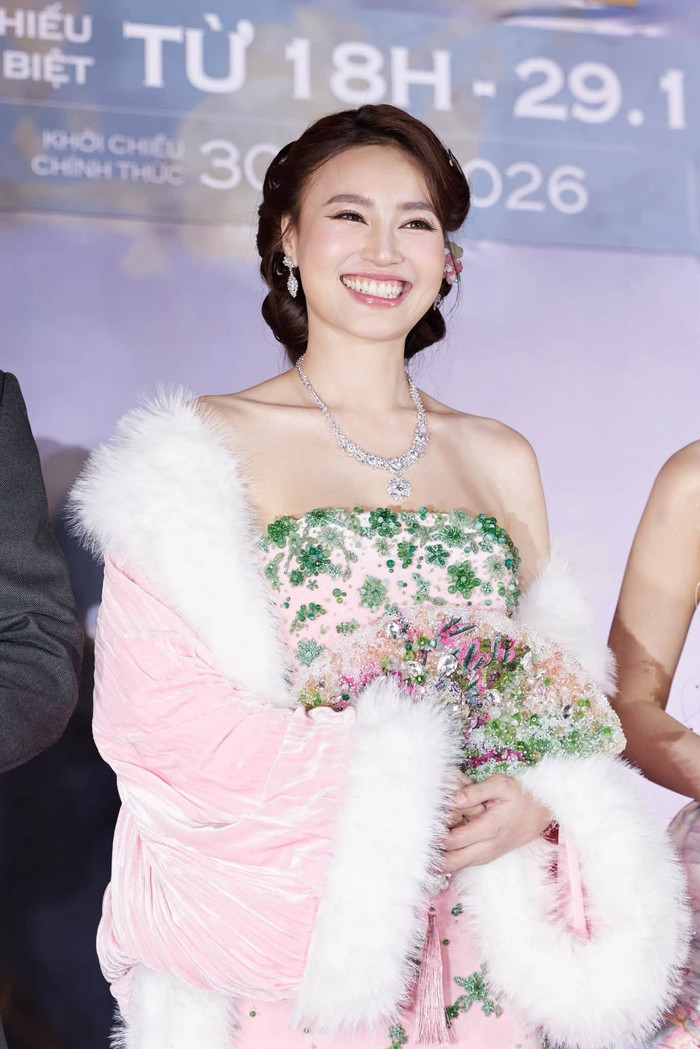 Hiện tại, Ninh Dương Lan Ngọc đang nhận được sự chú ý khi trở lại màn ảnh rộng với Chị Chị Em Em 3.