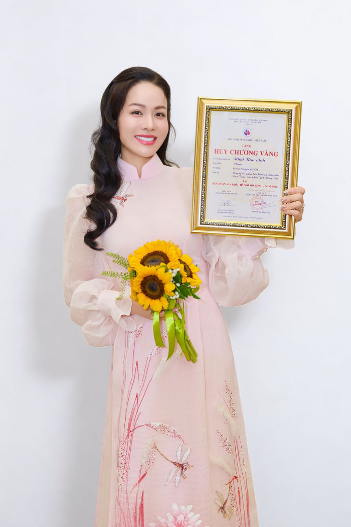 Nhật Kim Anh được vinh danh khi lấn sân sang sân khấu kịch.