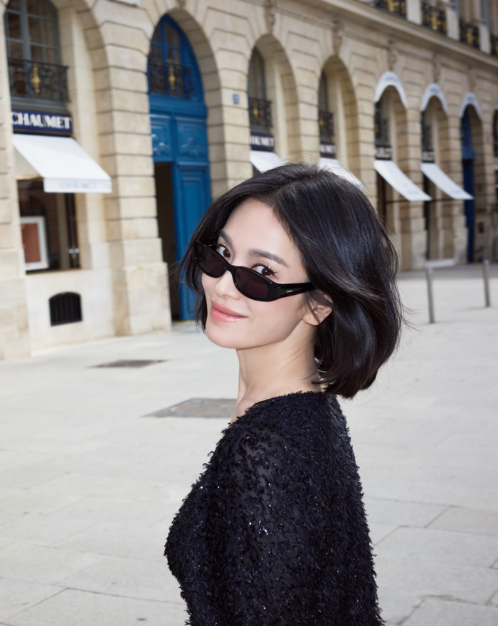 Mái tóc ngắn giúp Song Hye Kyo trông trẻ trung, năng động.