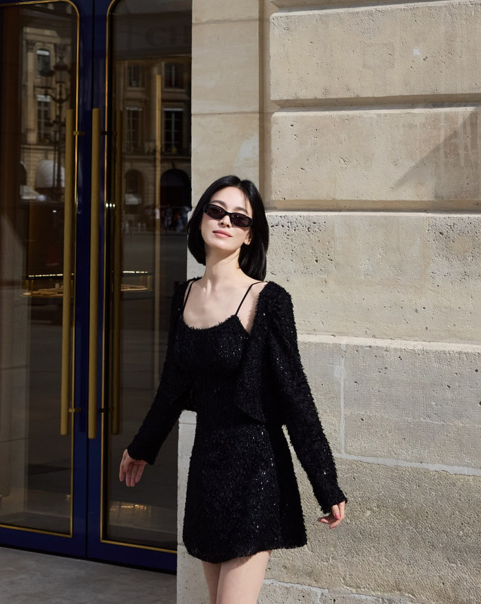 Song Hye Kyo diện áo dây quyến rũ.&nbsp;