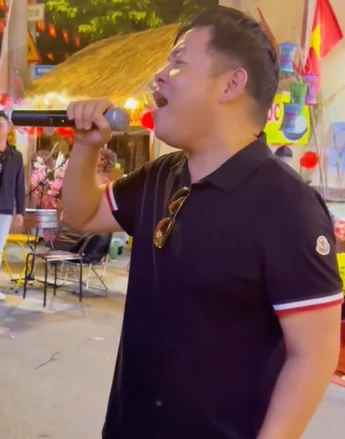 Quang Lê thể hiện giọng hát đầy cảm xúc mà không cần sân khấu hoành tráng.