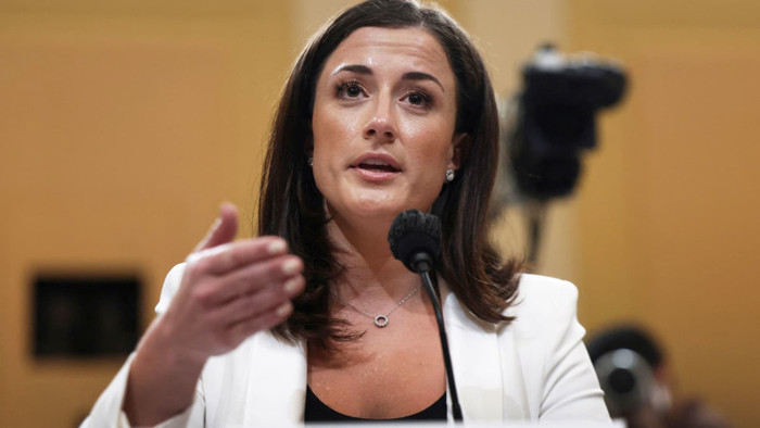 Cassidy Hutchinson, người từng là trợ lý cho cựu Chánh văn phòng Nhà Trắng Mark Meadows dưới thời chính quyền cựu Tổng thống Mỹ Donald Trump, làm chứng trong một phiên điều trần công khai của Ủy ban Chọn lọc Hạ viện Hoa Kỳ điều tra vụ tấn công ngày 6 tháng 1 vào Điện Capitol Hoa Kỳ, tại Đồi Capitol ở Washington, ngày 28 tháng 6 năm 2022. (Ảnh: Evelyn Hockstein | Reuters)&nbsp;